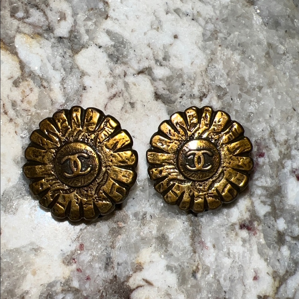 Authentic Chanel clips earrings - Picture 5 of 8